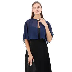 Nahaufnahme des eleganten marineblauen Chiffon-Umhangs über schwarzem Abendkleid