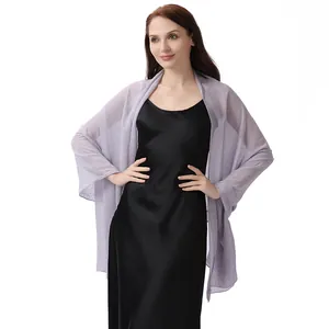 Eleganter lavendelfarbener Chiffon-Schal mit glitzernden Strasssteinen zum Abendkleid.