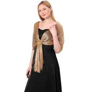 Stola metallizzata color champagne con lurex scintillante e fibbia per abito da sera.