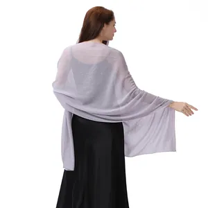 Rückansicht eines eleganten hellvioletten Chiffon-Schals mit funkelnden Strasssteinen