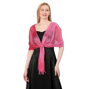 Dettaglio dello scialle metallico rosa con fibbia elegante e frange per abiti da sera