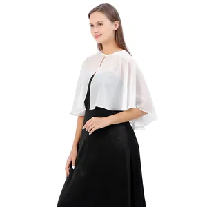 Eleganter weißer Chiffon-Hochzeitsschal kombiniert mit einem schwarzen Abendkleid