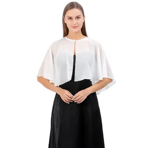 Vorderansicht eines eleganten weißen Chiffon-Schal-Boleros über einem schwarzen Abendkleid
