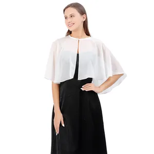 Elegantes, leichtes, weißes Chiffon-Hochzeitstuch über einem schwarzen Abendkleid.