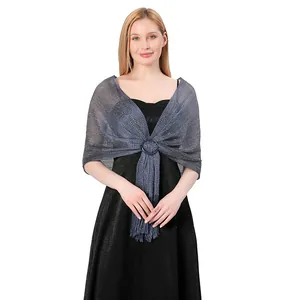 Vista frontale di un elegante scialle metallico blu su una modella con fibbia decorativa