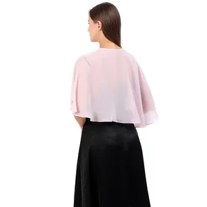 Rückansicht eines leichten rosa Chiffon-Capes für Brautjungfernkleider im Detail.