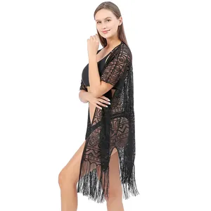 Elegante zwarte kanten strand-cover-up met geometrische patronen en lange franjes
