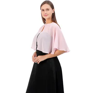 Leichtes rosa Chiffon-Capelet-Detail, das die Stofftextur und den Faltenwurf zeigt