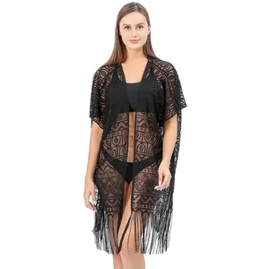Elegante zwarte kanten strandcover-up met geometrische patronen en lange franjes detail.