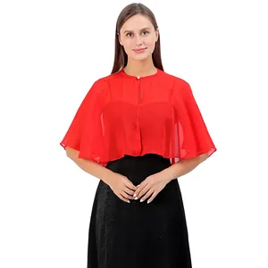 Vorderansicht eines eleganten roten Chiffon-Capes kombiniert mit einem schwarzen Abendkleid