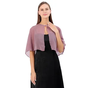 Staubrosa Chiffon-Schal mit Perlenknopf-Detail über einem schwarzen Abendkleid