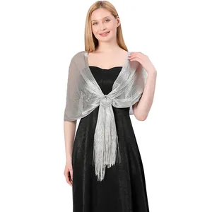 Elegante scialle metallico argento con fibbia decorativa e fini dettagli in frangia
