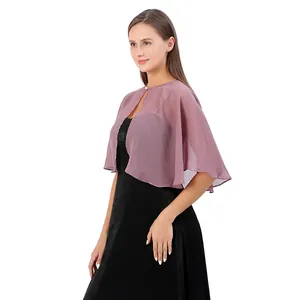 Detailansicht eines staubrosa Chiffon-Schals mit einer eleganten Perlenknopffixierung
