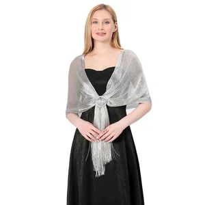 Dettaglio stola in lurex argento con fibbia decorativa e frange per abiti da sera