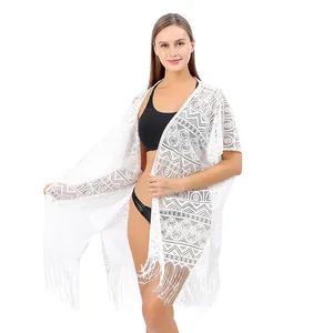 Witte kanten strand cover-up met geometrische patronen en zeer sierlijke witte franje