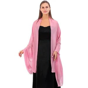 Châle de soirée en mousseline rose drapé sur une robe noire formelle très élégante