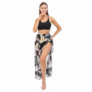 Wunderschöner Strand-Sarong mit Blumenmuster und Wickelrock an einem Model auf weißem Grund