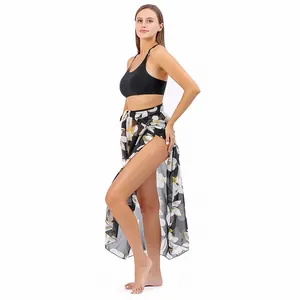 Eleganter, transparenter schwarzer Chiffon-Strandwickelrock mit weißem Blumenmuster und Bindeband