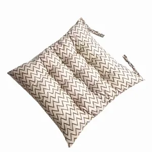 Vue détaillée d'un coussin de chaise carré avec motif à chevrons noirs et attaches