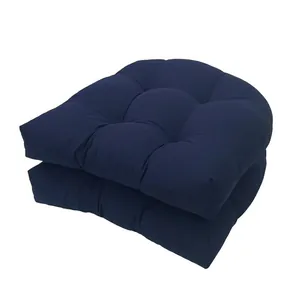 Vista detallada de dos cojines de asiento para exterior acolchados azul marino apilados