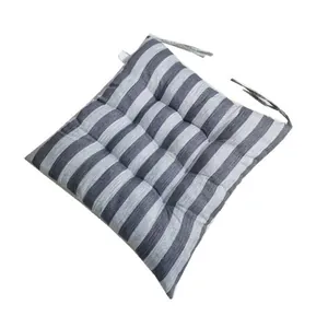 Vue détaillée d'un coussin de chaise carré à rayures grises et blanches pour bureau