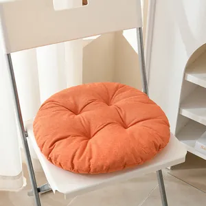 Detail des dicken orangefarbenen Leinen-Sitzkissens mit weicher Stepptextur und Form