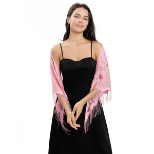 Élégant châle en dentelle rose avec broderie florale et franges sur robe noire
