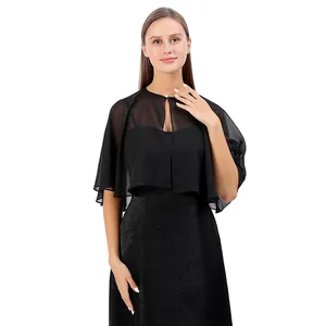 Vorderansicht eines eleganten schwarzen Chiffon-Schals über einem schwarzen Abendkleid