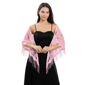Châle triangle en dentelle rose élégant avec motifs floraux délicats et franges