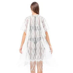 Elegante witte kant bikini cover-up met lange franje zoom en bladpatroon details