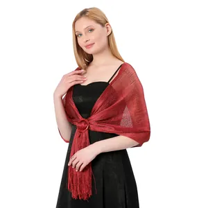 Elegante scialle rosso metallizzato con fibbia e lunghe frange per outfit da matrimonio