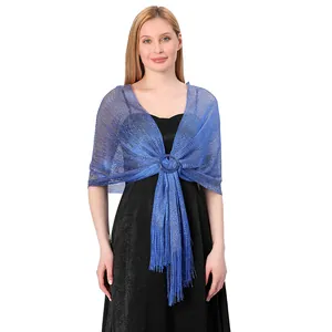 Elegante scialle metallizzato blu con frange sul modello