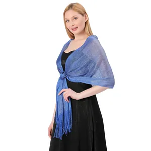 Dettaglio dell'elegante scialle metallico blu con frange e chiusura a fibbia decorativa
