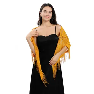 Châle triangle en dentelle jaune élégant avec motifs floraux et pompons délicats