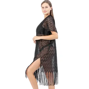 Vista laterale di un copricostume bikini in pizzo nero a onde con frange e spacco laterale