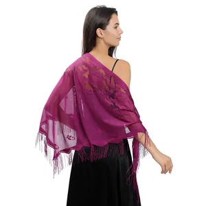 Châle triangulaire élégant en dentelle magenta avec broderie florale et longues franges