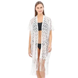 Vista frontale del copricostume kimono in pizzo bianco con motivi a zigzag e frange