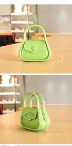 Vue détaillée du mini sac à main vert bonbon en gelée avec bandoulière chaîne