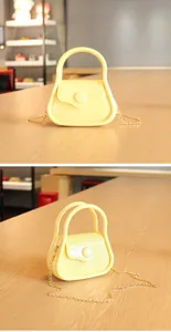 Détail d'un petit sac à main en gelée jaune avec une bandoulière en chaîne dorée sous deux angles.