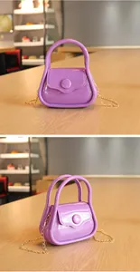 Mini sac à main violet en gelée avec chaîne dorée pour un porté épaule ou à la main
