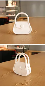 Mini sac à main blanc en gelée avec chaîne dorée vu sous deux angles