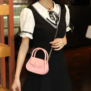 Mini sac en gelée rose tendance avec finition couleur bonbon et élégante chaîne dorée