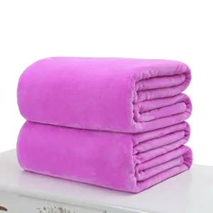 Hochwertige weiche rosa Flanelldecke ordentlich auf einer weißen Fläche gefaltet