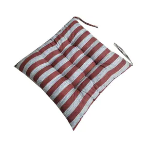 Vue détaillée d'un coussin de chaise carré capitonné à rayures rouges et grises avec liens