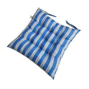 Vue détaillée d'un coussin de chaise carré à rayures bleues et blanches avec attaches.