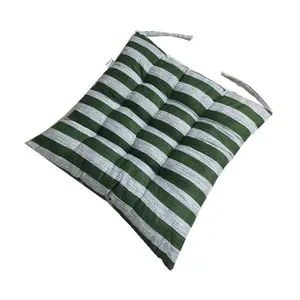 Vue détaillée d'un coussin de chaise carré avec un motif à rayures vertes et blanches