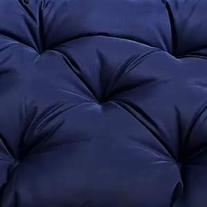 Dettaglio ravvicinato del cuscino da esterno blu scuro con trama trapuntata e imbottitura