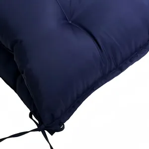Vista macro dettagliata del cuscino da panca impermeabile blu navy con cuciture rinforzate