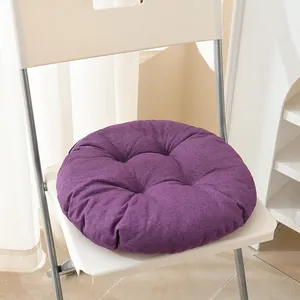 Detailansicht eines lila Leinen-Sitzkissens auf einem minimalistischen weißen Stuhl