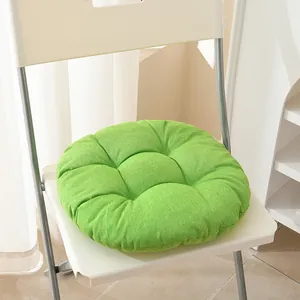 Nahaufnahme von grünem Leinen-Stuhlkissen mit getuftetem Design